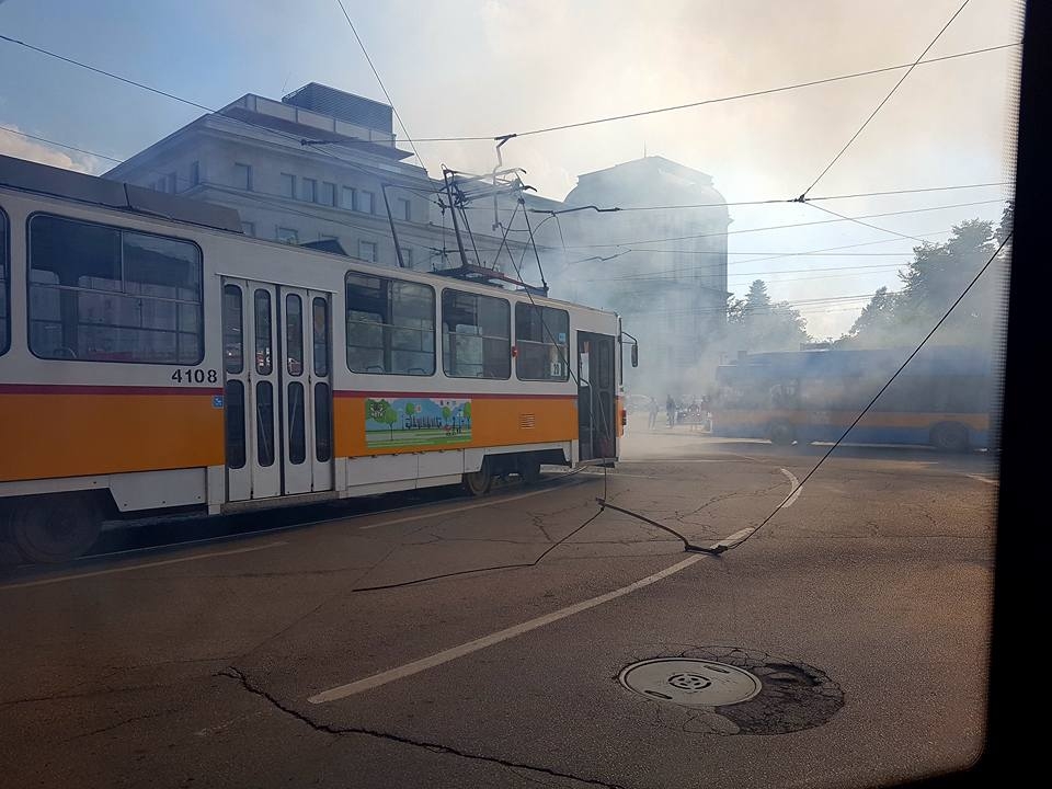 Паника в центъра на София, трамвай пламна в движение, лумна пожар от скъсани жици (СНИМКИ/ВИДЕО)