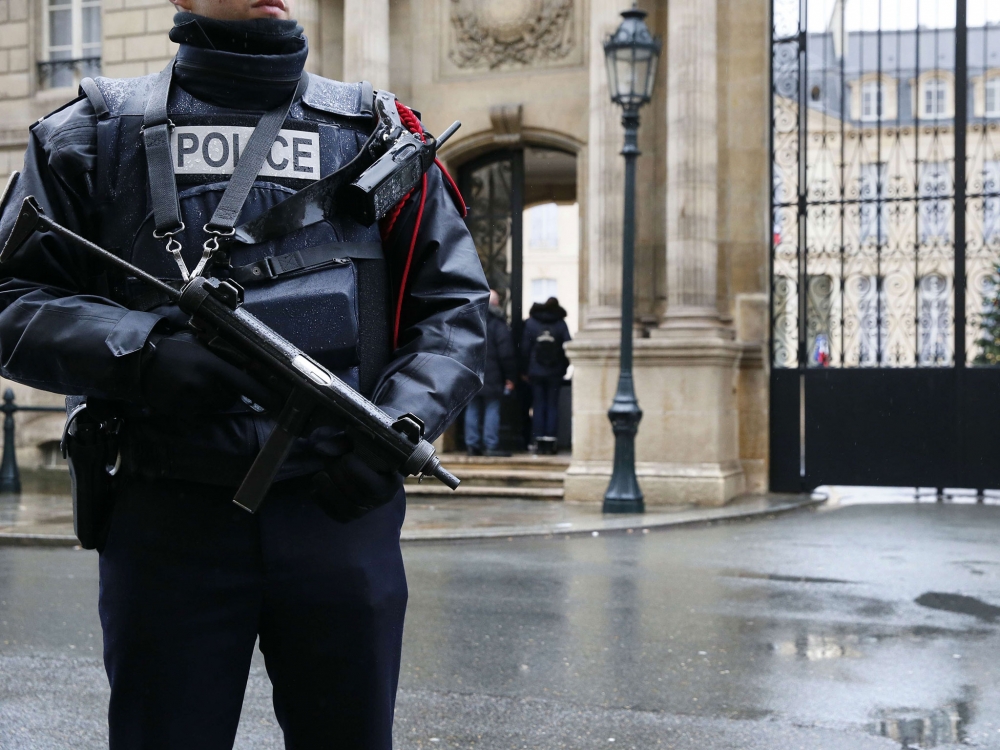 Разкриха полицай, продавал списъците с джихадисти във Франция 