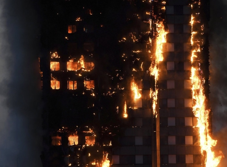 От последните минути: Разгневени оцелели от "Кулата на ада" в Лондон нахлуха в кметството на Кенсингтън