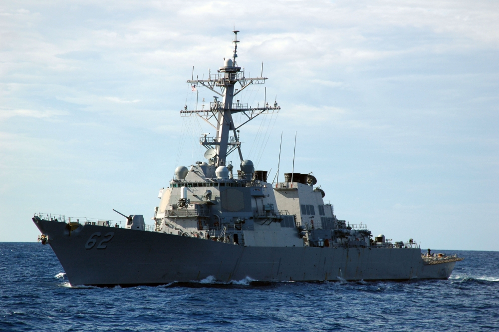 Екшън край Йокосука: Американски военен кораб се пълни с вода след сблъсък с търговски съд