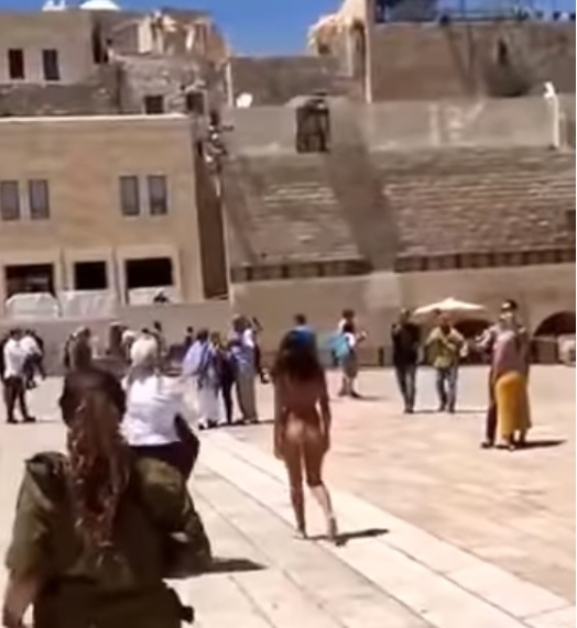 Скандал: Гола се разходи на Стената на плача в Йерусалим! (ВИДЕО)