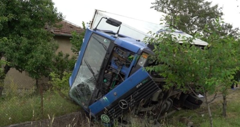 Паника в Монтанско: Камион се заби в къща 