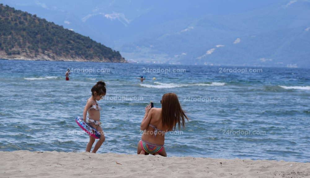 В сезона на морето: На някои плажни барове в Северна Гърция се чува само българска реч (СНИМКИ)