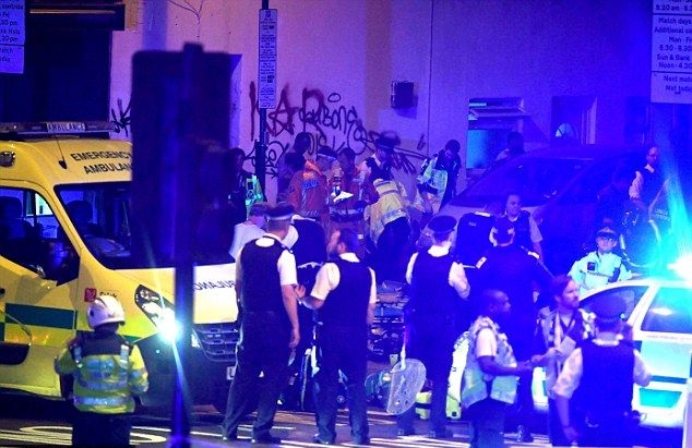 Извънредно: Пореден кошмар в Лондон! Автомобил се вряза в тълпата (СНИМКИ/ВИДЕО)