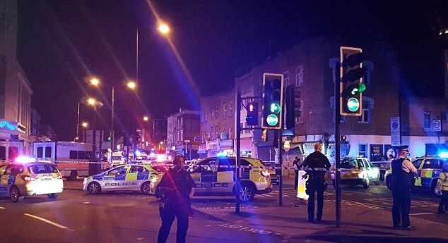 Вижте как очевидци оказват първа помощ на пострадалите секунди след ужасяващата атака в Лондон (ВИДЕО) 