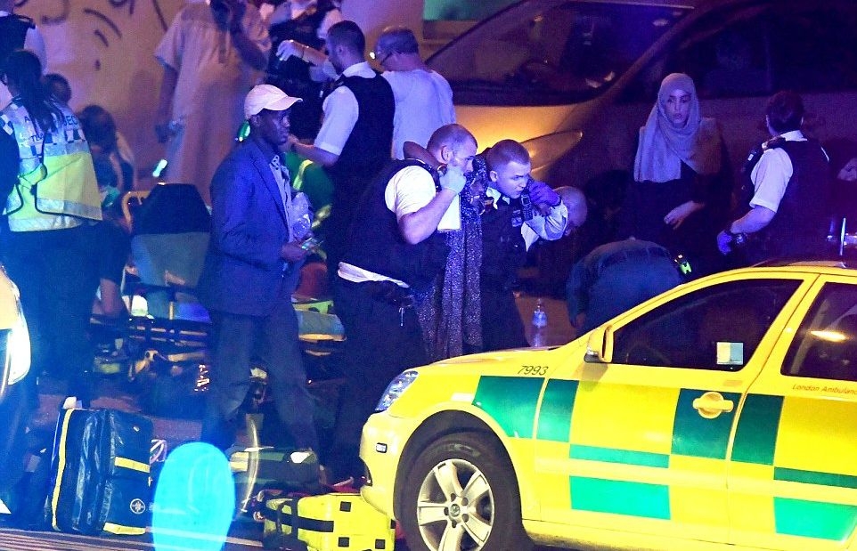 Нападателят пред джамията в Лондон започнал да коли с нож и крещял: Ще убия всички мюсюлмани! (СНИМКИ НА ИЗВЕРГА)