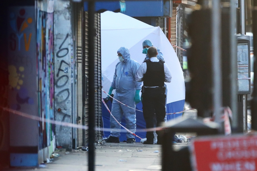 Появи се ВИДЕО 18 +  как озверялата тълпа налага нападателя край джамията в Лондон 