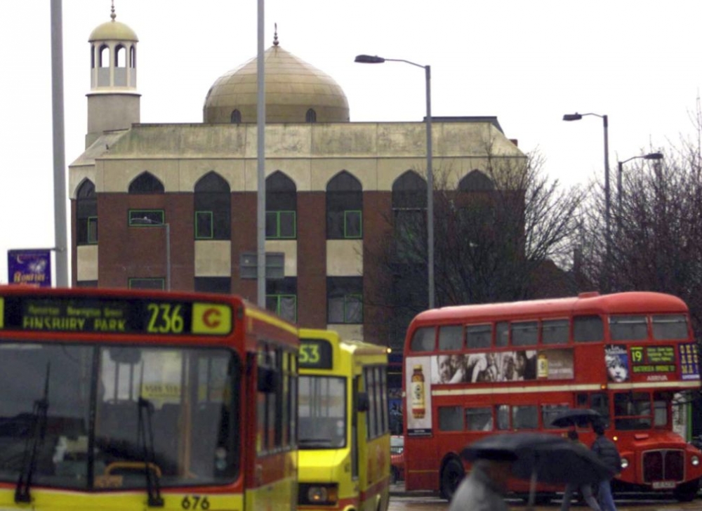 Мастити терористи посещавали джамията в Лондон, край която ван се вряза в минувачи