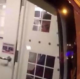 Шок в Лондон: Касапинът с белия ван ухилен праща въздушни целувки от полицейската кола (ВИДЕО)