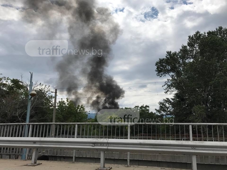 Голям пожар гори в Пловдив! Пет пожарни, линейки и полиция хвърчат към мястото (СНИМКИ)