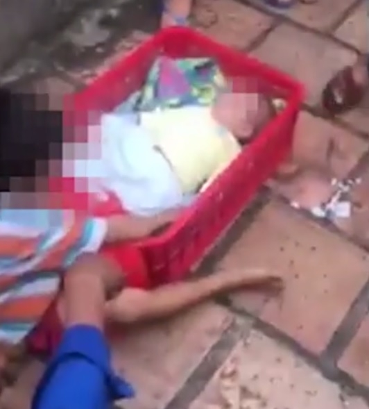 Това ВИДЕО разплака мрежата: Майка изостави бебето си в кашон, а братчето му…