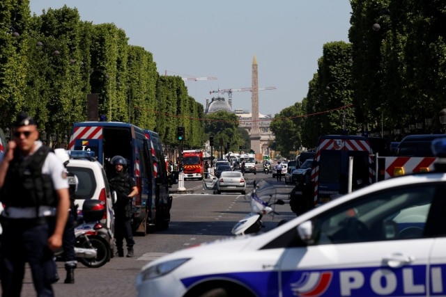 Нападателят на полицаите в Париж - човек на екстремистите