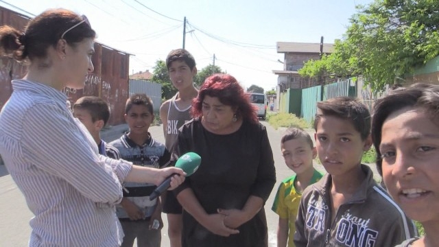 Млада ромка с шест деца смаза от бой социална работничка, колегите ѝ се вдигат на бунт