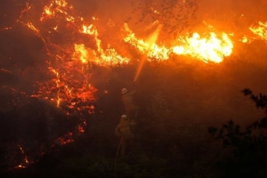 Огромен пожар поглъща богатото село Церковски край Карнобат, огънят тръгнал по безумен начин