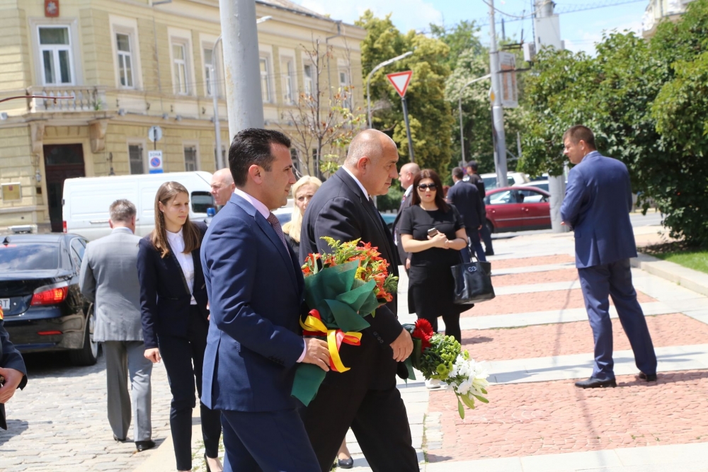 Фоторепортаж в БЛИЦ: Борисов и Заев поднесоха цветя пред паметника на цар Самуил 