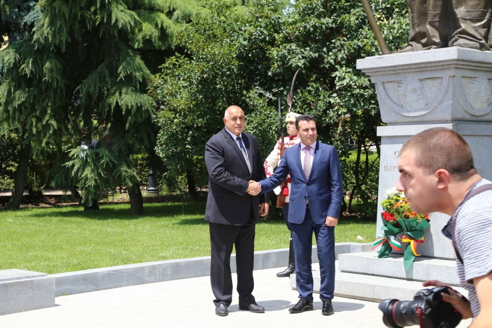 Фоторепортаж в БЛИЦ: Борисов и Заев поднесоха цветя пред паметника на цар Самуил 