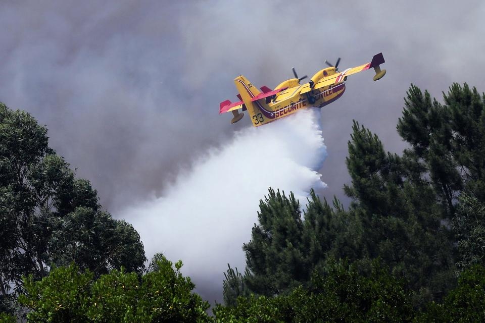 Ужасът в Португалия продължава! Ето какво се случи със самолет, който помагаше за овладяването на огнената стихия (СНИМКИ)