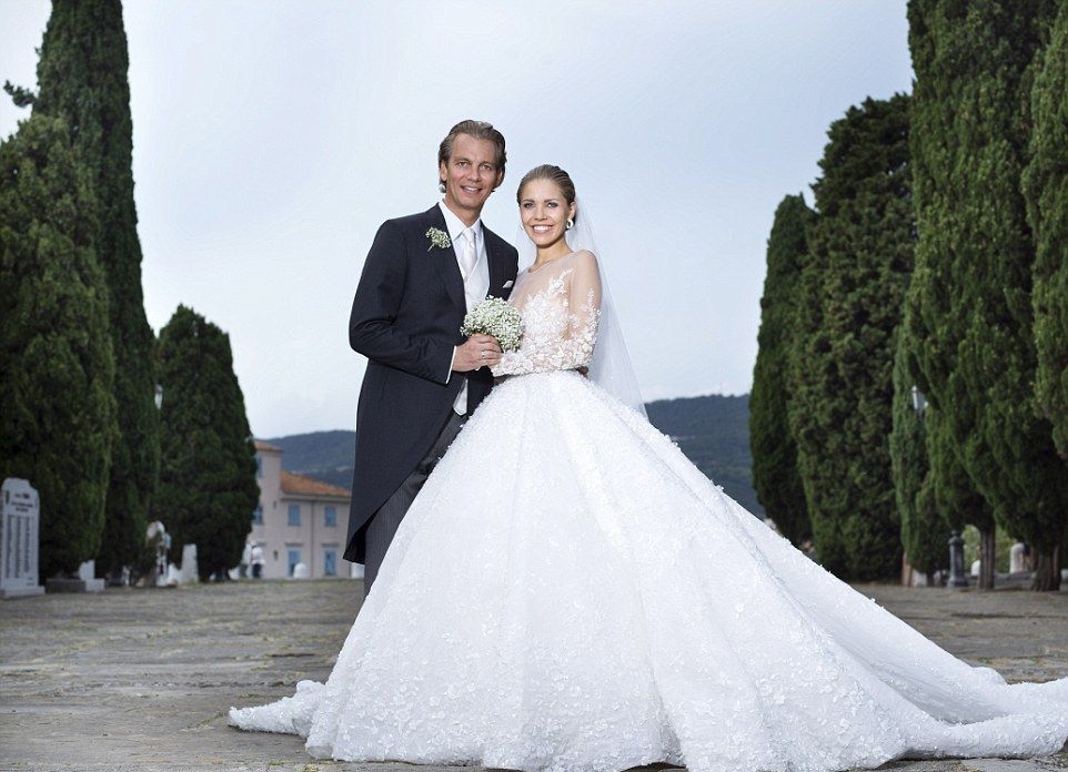 Наследницата на несметни богатства Виктория Сваровски се омъжи с рокля за близо милион долара (СНИМКИ)