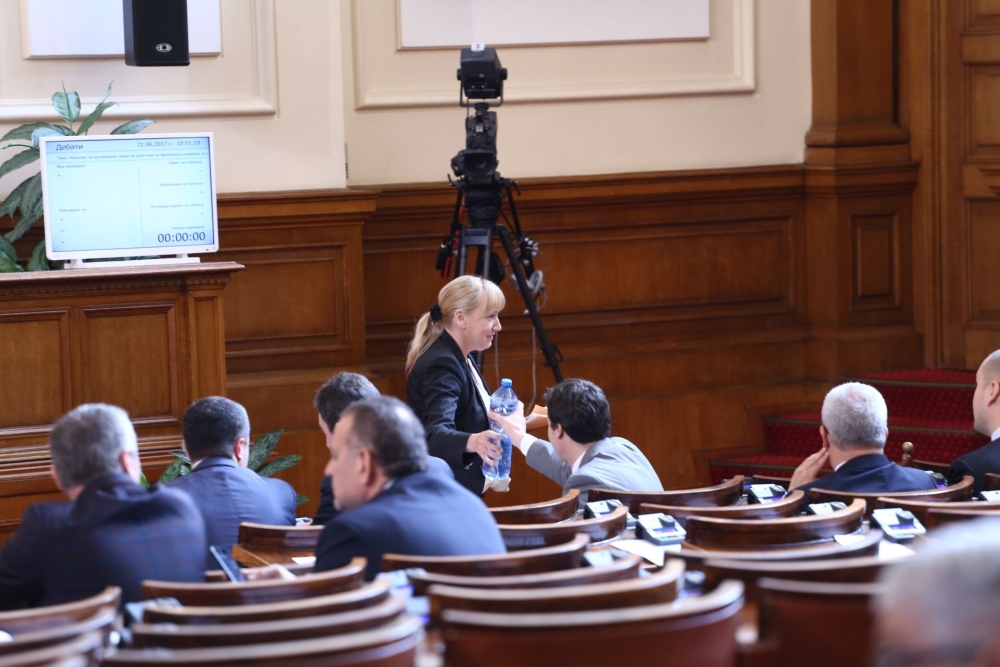 Йончева нажежи страстите до червено в парламента! Размаха бутилка вода от Хасково и призова: Пийте, ако ви стиска (СНИМКИ)