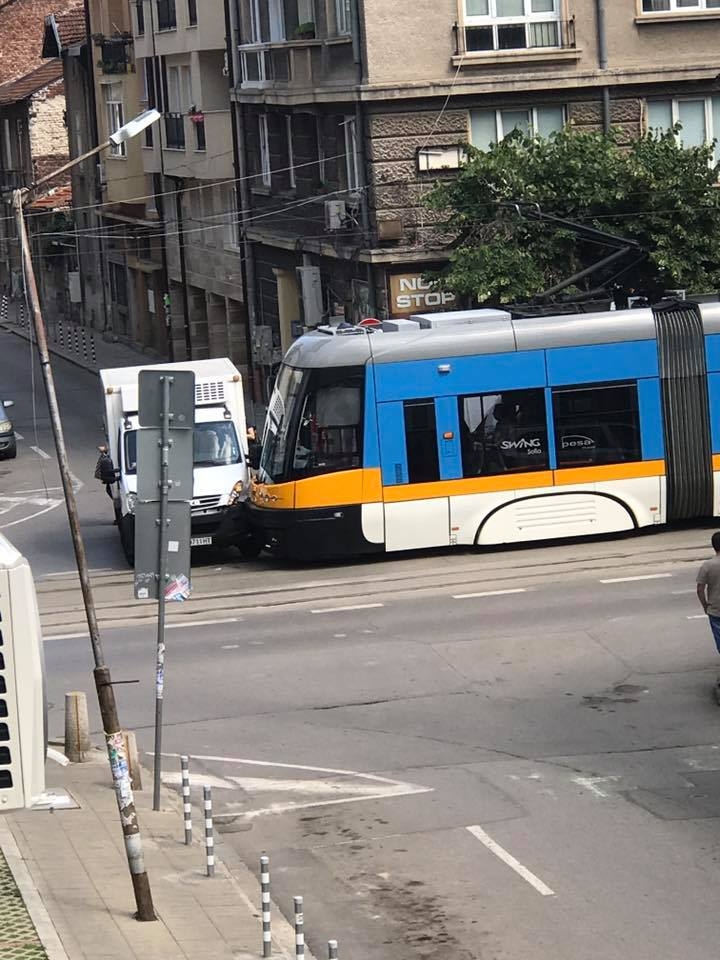 От последните минути: Камион се вряза в трамвай в центъра на София (СНИМКА)