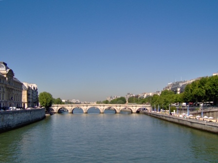 Трагедия в Париж! Мъж полетя от прочутия мост Пон Ньоф