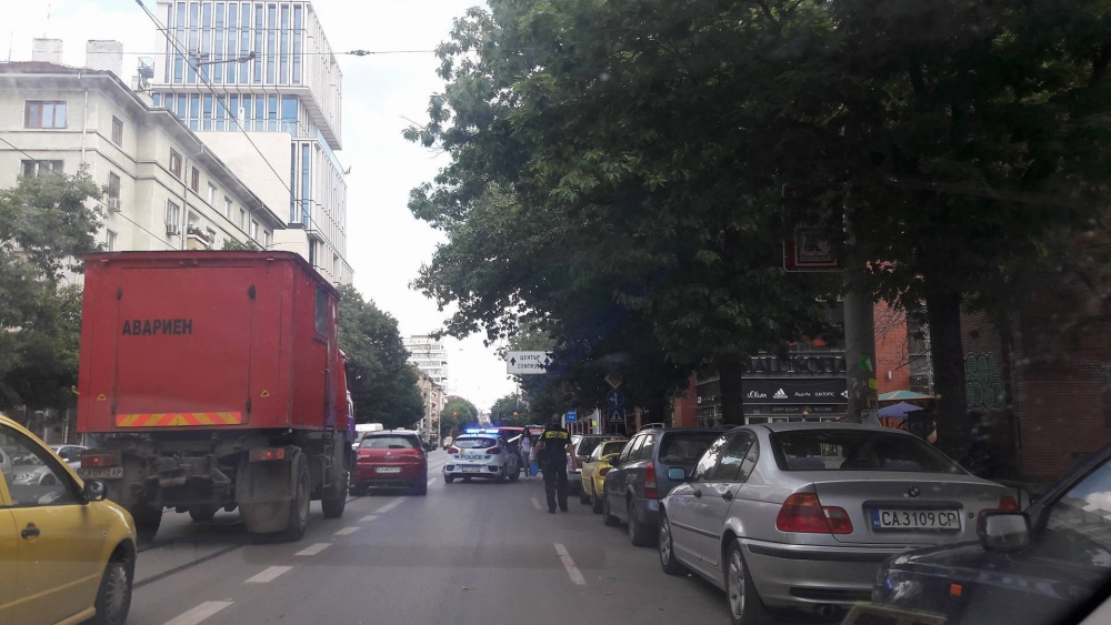 Ексклузивно и първо в БЛИЦ! В центъра на София посиня от полиция - арестуваха... (СНИМКИ)