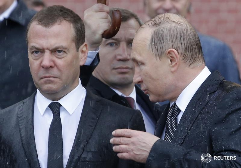 Мокрият Медведев развесели социалните мрежи (СНИМКИ)