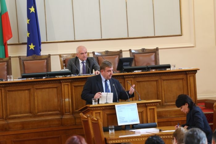 Каракачанов нахока БСП и Антон Кутев от трибуната на парламента заради наборната служба (СНИМКИ)