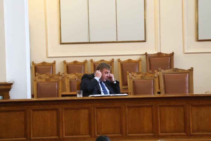 Каракачанов нахока БСП и Антон Кутев от трибуната на парламента заради наборната служба (СНИМКИ)