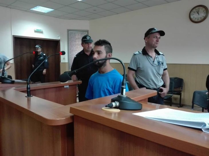 Ромът Цветан, който хладнокръвно закла пияния си баща, пошашави съда: Искам "да не се задържам"! 