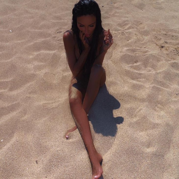 Първо в БЛИЦ! Моника Валериева се опна чисто гола на плажа (СНИМКА 18+)