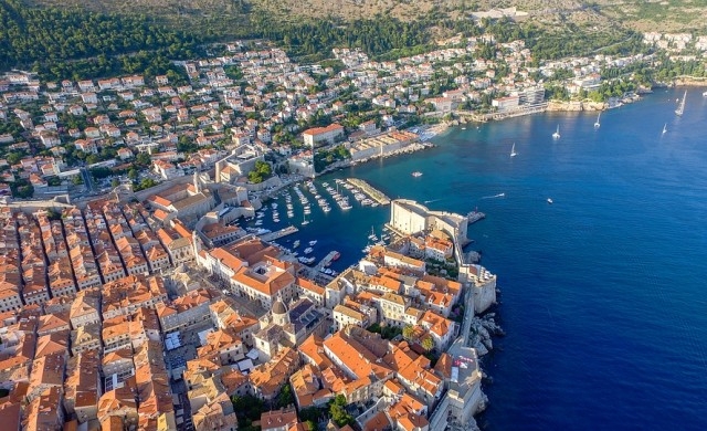 Умира ли Дубровник - тълпи от туристи и круизни кораби рушат града (СНИМКИ)