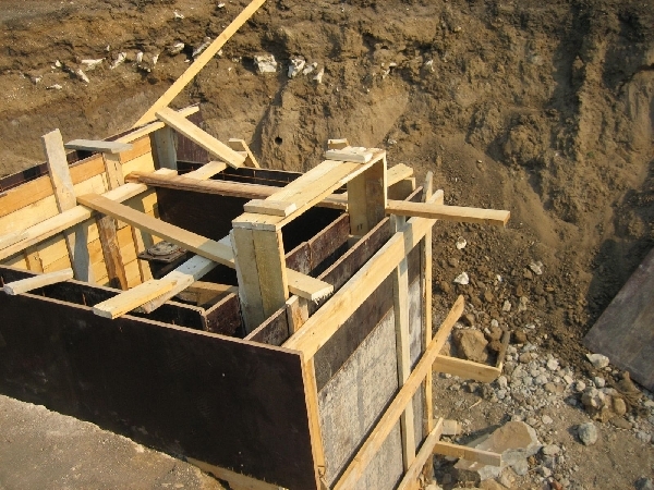 Шок! Много дълбок изкоп глътна румънци във Велико Търново (ВИДЕО)