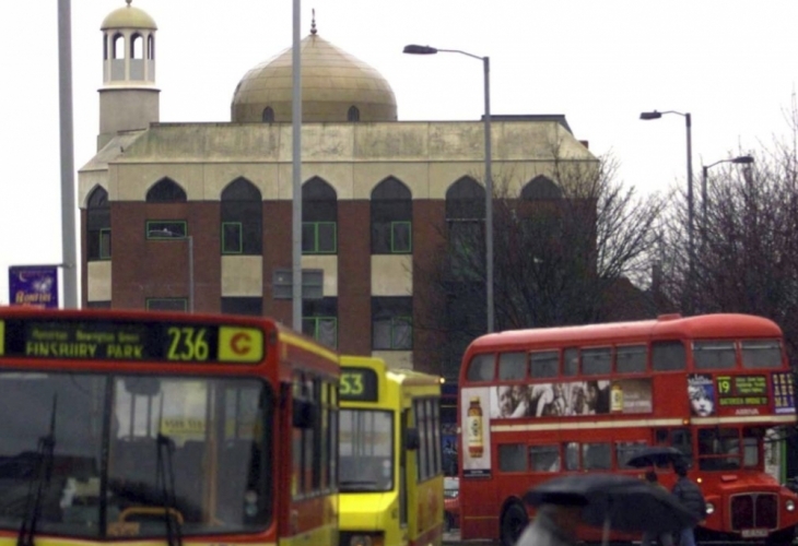 Обвиниха нападателя на джамията в Лондон за убийство, свързано с тероризъм