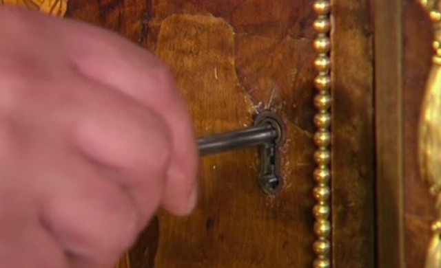Тази ключалка е на 200 години, но крие нещо много интересно (СНИМКИ/ВИДЕО)