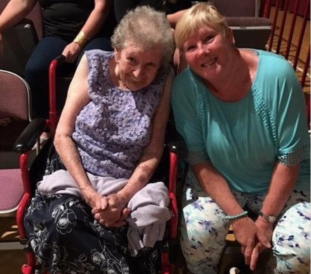 Мила, 98-годишна баба поиска да я заведат на мъжки стриптийз, остана очарована 