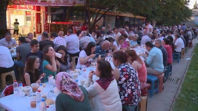 1500 християни и мюсюлмани вечеряха заедно на ифтар в Кърджали (СНИМКИ/ВИДЕО)