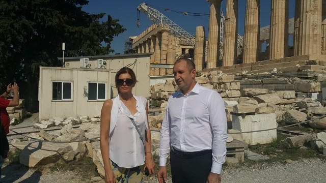 Уникални СНИМКИ издадоха какво правят президентът Радев и съпругата му в Атина!