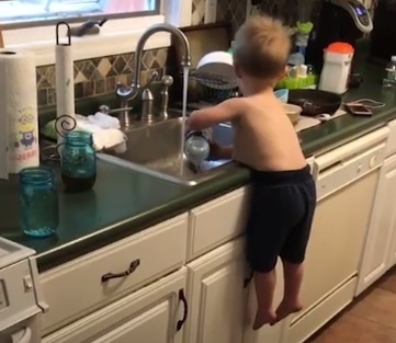 Невероятно! Вижте какво прави това момченце в кухнята (ВИДЕО)