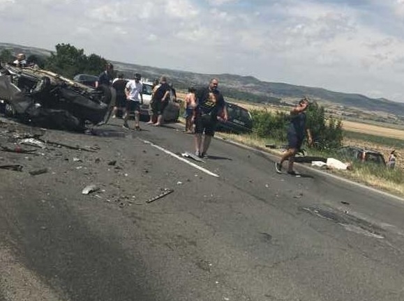  Жестоки кадри от мелето на пътя край Бургас, труповете вече са 5 (СНИМКА 18+)