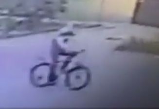 Опасен маниак на колело обикаля улиците и залива млади момичета с киселина (ВИДЕО)