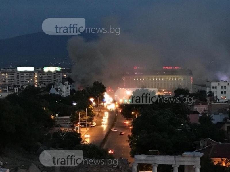 Огнен ад бушува в центъра в Пловдив, пожарни хвърчат към мястото, от известен ресторант се извиват 5-метрови пламъци! 