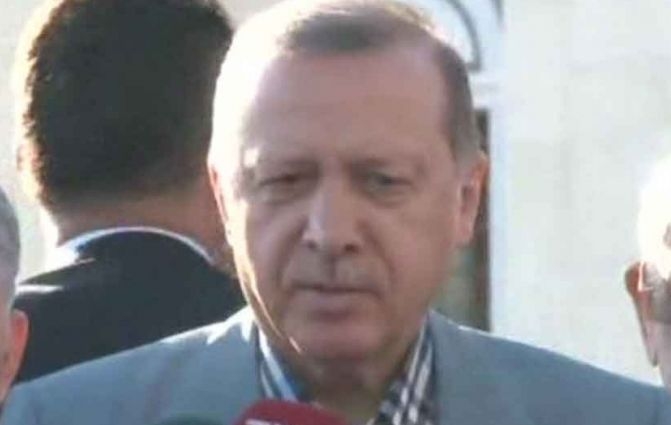 CNN Turk гърми: Ердоган припадна по време на молитва