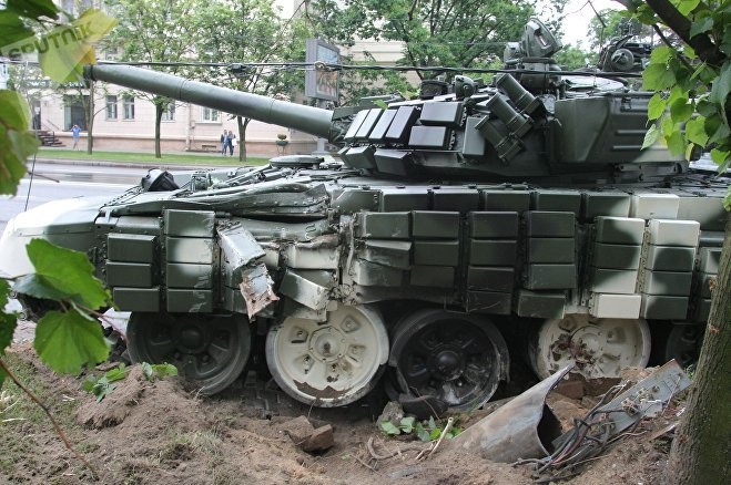 При репетиция на военен парад в Минск танк Т-72 се врязал в стълб (СНИМКИ/ВИДЕО)