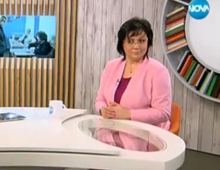 Корнелия Нинова обра точките със стилен тоалет в бебешко розово (СНИМКИ)