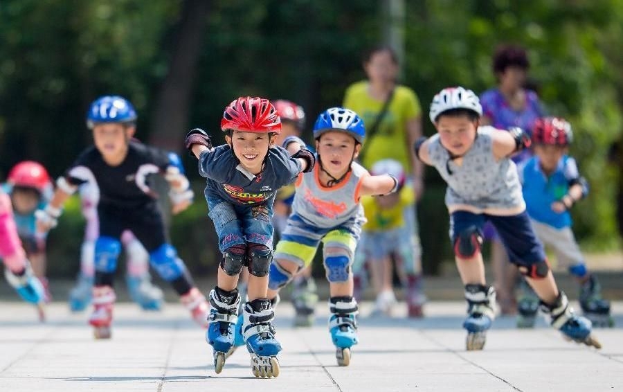 КЗП: Как да осигурим безопасно лято на децата си, докато карат тротинетки, ролери и скейтборди?
