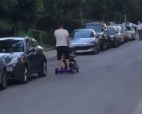 Изобретателен татко с детска количка обра точките по столичните улици (ВИДЕО)