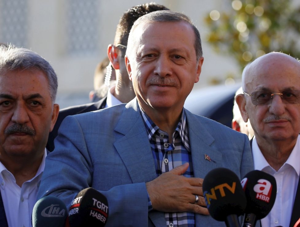 Първи думи на Ердоган след като припадна в джамия (ВИДЕО)