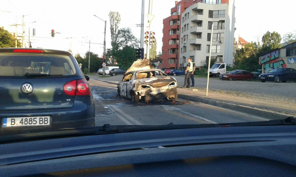 Уникални СНИМКИ! Вижте как кола гори като факла в София, има тежко пострадал!