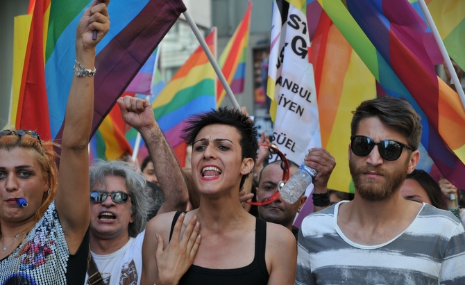 Полицаи стреляха с гумени куршуми, за да спрат гей-парада в Истанбул